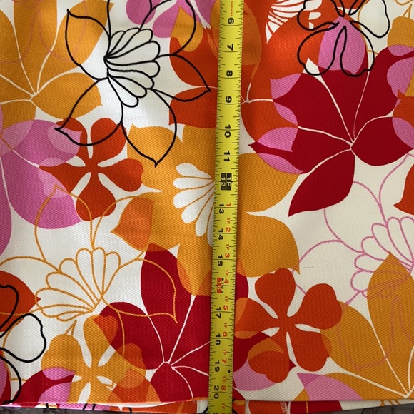 Floral cotton lined skirt with 3% spandex for a little stretch!  EUC - Picture 6 of 6